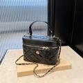 Bolso de mano en cuero negro acolchado con cierre de flor dorada y cadena de hombro - Negro