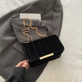 Elegante schwarze Samttasche mit Kette, vertikaler Steppung und goldener Schließe - Schwarz