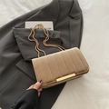 Minimalistische khakifarbene Samt-Umhängetasche mit Goldkette und vertikaler Steppung - Khaki