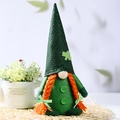 Gnome de la Saint-Patrick avec chapeau vert, tresses orange et détails de trèfles - Style Femme (Chapeau à Paillettes avec Trèfle)