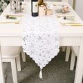 Chemin de table de Noël blanc avec étoiles argentées, bords ondulés et pompons - Style Étoile Argentée