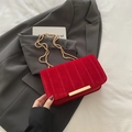 Elegante rote Samttasche mit goldener Kette und strukturierter Oberfläche - Rot