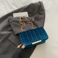 Pfauenblaue Samtkette Tasche mit vertikaler Steppung und goldenen Metallteilen - Blau