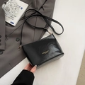 Glänzende schwarze Beuteltasche aus Kunstleder mit Goldschrift und Schulterriemen - Ohne Anhänger / Schwarz
