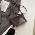 Dunkelbraune glänzende Eimer-Tasche aus Leder mit goldenem Schriftzug zum Umhängen - Ohne Anhänger / Braun