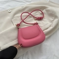 Sac selle rose au design de niche avec texture nuage et fine bandoulière sur un blazer - Rose