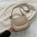 Sac sous le bras beige minimaliste avec texture gaufrée et détails de nœuds - Kaki