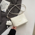 Schicke beige Eimertasche aus Leder mit modischem Druck und Plüschwolken-Anhänger - Mit Anhänger / Gebrochenes Weiß