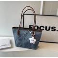Borsa tote blu lavato con manici in pelle marrone e ciondolo a stella bianca - Con Ciondolo / Blu