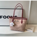 Dettaglio della borsa tote color albicocca con manici marroni e ciondolo a stella - Con Ciondolo / Rosa