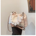 Rosa florale Bestickung Beuteltasche mit Perlengriff und eleganter Metallkette - Rosa