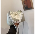 Hellgrüne Satin-Plissee-Tasche mit weißen Perlen-Henkel und floraler Bestickung - Grün
