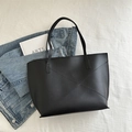 Minimalistische schwarze Einkaufstasche mit geometrischen Nähten und großem Fassungsvermögen - Schwarz