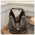 Detailansicht der braunen Vintage-Tasche mit Lederstruktur und vertikalen Silberreißverschlüssen - Braun