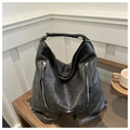 Nahaufnahme der schwarzen PU-Ledertasche mit funktionalen parallelen Metall-Reißverschlüssen - Schwarz