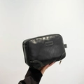 Trousse à maquillage Loke en similicuir noir avec surpiqûres blanches et poignée latérale - Noir
