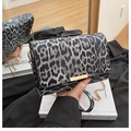 Detalle del bolso de leopardo con hebilla metálica dorada y elegante correa de cadena - Estampado de Leopardo Negro