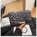 Detalle de bolso bandolera de leopardo con cadena dorada y hebilla metálica - Leopardo Café