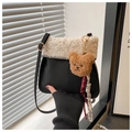 Detalle de cerca del bolso bandolera de felpa con retales y colgante de osito de peluche - Negro (Con Colgante)