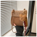Detalle del bolso de peluche marrón con colgante de oso y correa de cuero ajustable - Caqui (Con Colgante)