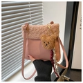 Detalle de bolso bandolera rosa con ribete de lana de cordero y colgante de oso pardo - Rosa (Con Colgante)
