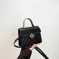 Borsa a tracolla nera con trama trapuntata e chiusura a fiore in metallo dorato - Nero