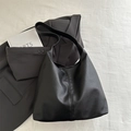 Minimalistische schwarze Damen-Tragetasche aus Leder mit Lychee-Struktur und Trageriemen - Schwarz