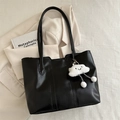 Bolso tote clásico de cuero sintético negro con correa al hombro y dije de nube de felpa - Negro con Adorno