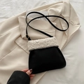 Borsa a secchiello invernale in peluche bianco e nero con tracolla regolabile - Nero