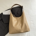 Minimalistische khakifarbene Tragetasche aus Leder mit breitem Schultergurt für Damen - Khaki