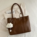 Bolso tote marrón de piel sintética con colgante de nube y costuras verticales finas - Marrón con colgante