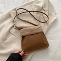 Borsa a secchiello invernale marrone in peluche con bordo beige e tracolla sottile - Cachi