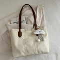 Bolso tote crema texturizado con asas marrón oscuro y colgante de nube suave - Blanco con Adorno de Lazo