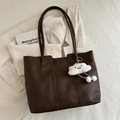 Bolso tote marrón oscuro con textura de grano y un lindo colgante de nube de peluche - Café con colgante