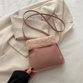 Borsa a secchiello in peluche rosa con bordo in lana d'agnello e tracolla invernale - Rosa