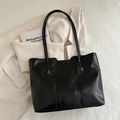 Borsa tote nera opaca in similpelle con cuciture verticali e manici lunghi a spalla - Nero senza Ciondolo