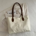 Borsa tote bianco crema minimalista con manici marrone scuro e superficie in ecopelle - Bianco senza Ciondolo