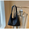 Bolso hobo negro clásico con textura de lichi y una espaciosa forma de luna minimalista - Talla única / Negro