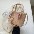 Bolso tote rosa con asa de seda y colgante de caballo mostrado por una modelo - Estilo básico / Rosa