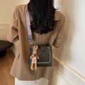 Bolso cubo gris oscuro con detalles de perlas y colgante de conejo de punto - Con Colgante / Negro