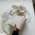 Bolso bandolera beige con estampado de carruaje y asa decorada con pañuelo de seda - Estilo básico / Blanco Roto