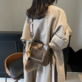 Bolso cubo retro marrón oscuro con correa ancha y colgante de conejo de peluche - Con Colgante / Café