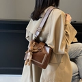Bolso tipo cubo vintage en cuero PU marrón con correa ancha y colgante de conejo - Con Colgante / Marrón