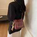 Bolso bandolera burdeos de piel sintética con tachuelas doradas y colgante conejo - Con Colgante / Burdeos