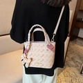 Bolso tipo cubo rosa con estampado de carruaje y asa de seda para mujer cruzado - Con Llavero / Rosa