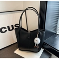 Borsa tote nera in pelle con ciondolo a forma di elfo bianco per il pendolarismo - Con Ciondolo Elfo dalle Gambe Lunghe / Nero