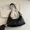 Bolso de hombro media luna negro minimalista en piel sintética con herrajes dorados - Negro