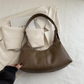 Bolso medialuna marrón café con textura retro de cuero y hebilla dorada elegante - Marrón