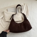 Bolso sobaco de ante marrón en forma de media luna con correa ajustable y estilo vintage - Ante Café