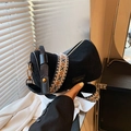 Schwarze Zylindertasche aus Wildleder mit gewebtem Ethno-Gurt und Goldbeschlägen - Schwarz